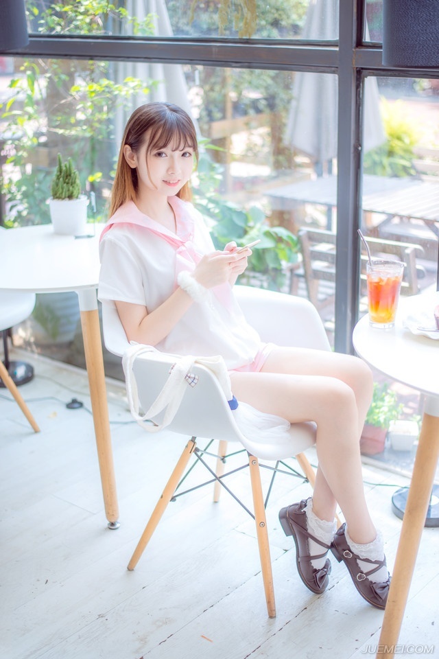 在这里，与各位再共同勉励一次，我们要做聪明的人，做有智慧的人有慈爱又肯诚实对人对己的勇者。就算天大的事情来了，也不逃避它，心平气和地为自己争取最合理的解决之道，不可以做一个弱者，凡是不顺心便跌倒的人是要被社会淘汰的，做一个有弹性的人，当是我们一生追求的目标。——三毛《亲爱的三毛》